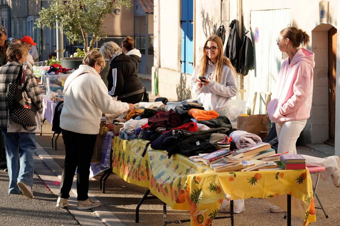 Retour-en-image-vide-grenier-Eyguieres-les-Alpilles-13.jpg