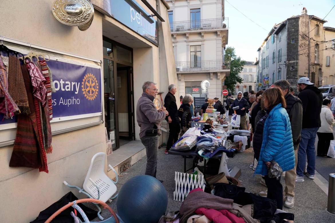 Retour-en-image-vide-grenier-Eyguieres-les-Alpilles-20.jpg