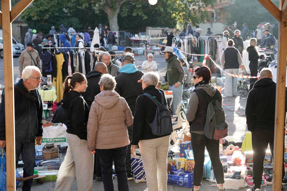 Retour-en-image-vide-grenier-Eyguieres-les-Alpilles-21.jpg