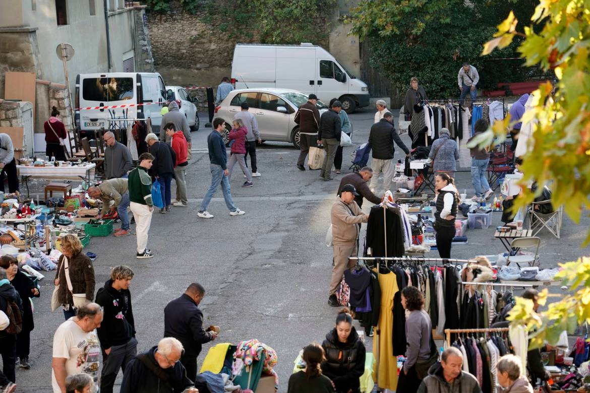 Retour-en-image-vide-grenier-Eyguieres-les-Alpilles-23.jpg