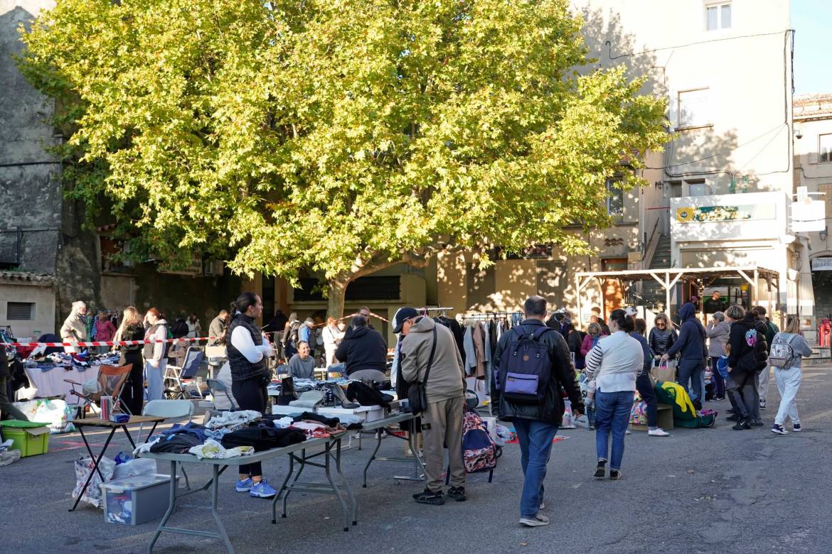 Retour-en-image-vide-grenier-Eyguieres-les-Alpilles-25.jpg
