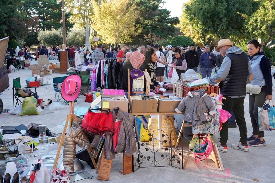 Retour-en-image-vide-grenier-Eyguieres-les-Alpilles-41.jpg
