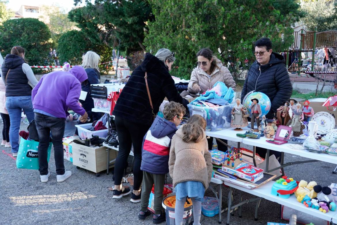 Retour-en-image-vide-grenier-Eyguieres-les-Alpilles-9.jpg